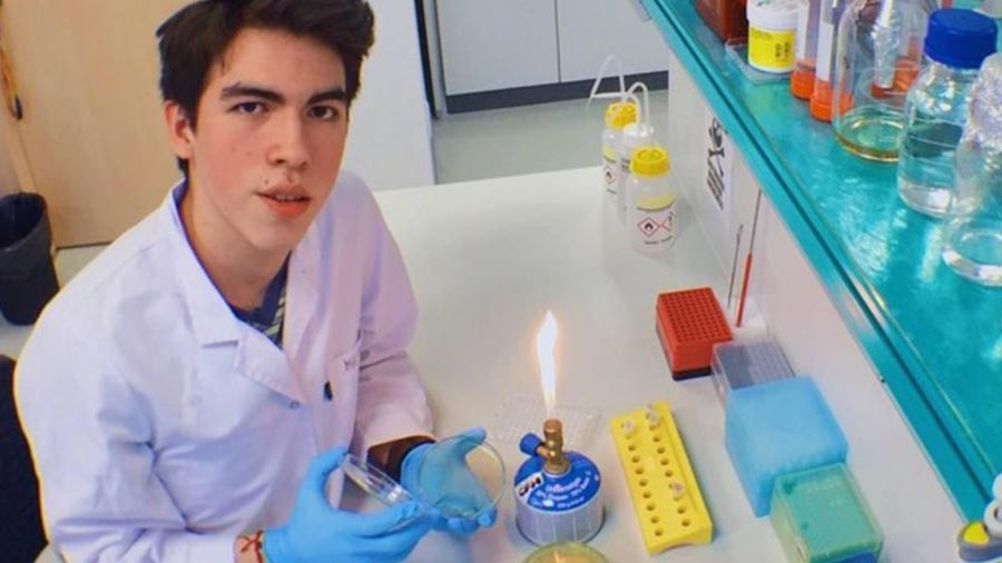 Estudiante mexicano de 17 años sorprende y destaca en concurso de biotecnología en Polonia